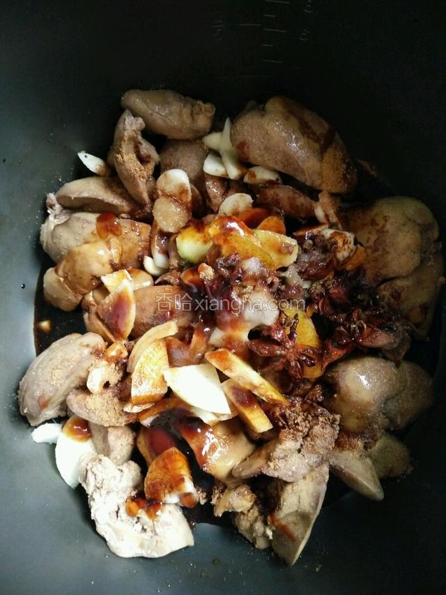 加入盐，白糖，五香粉，料酒，耗油，老抽
