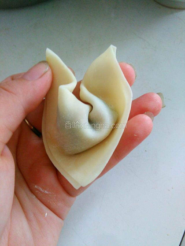 在平行的两个角沾点水，接着折过去