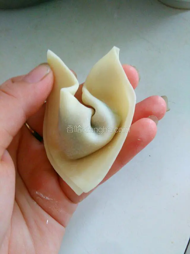 在平行的两个角沾点水，接着折过去