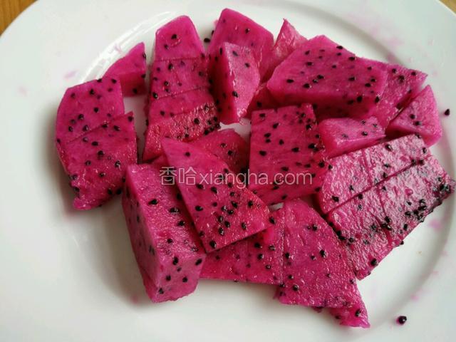 取一块红色火龙果切成小块准备用料理机打碎