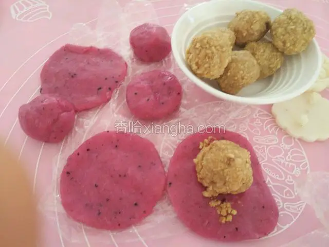 把剂子捏成边缘薄中间厚的饼皮，包入花生馅
