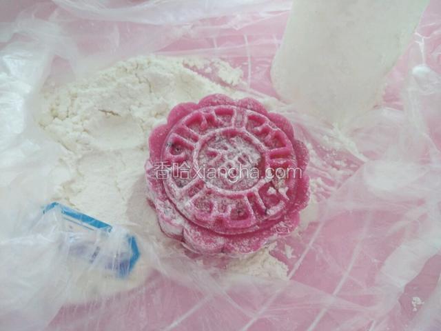 一个福字的月饼来了，想要什么花色可以刻出什么样的来，记着一定要沾熟的糯米粉，要不然会沾的