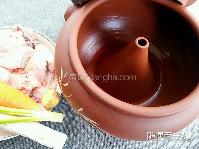 准备食材：土鸡宰杀后洗净、剁成块