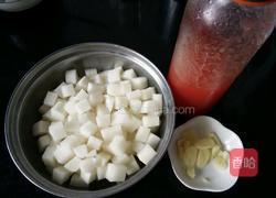 酸甜萝卜丁的做法图解1