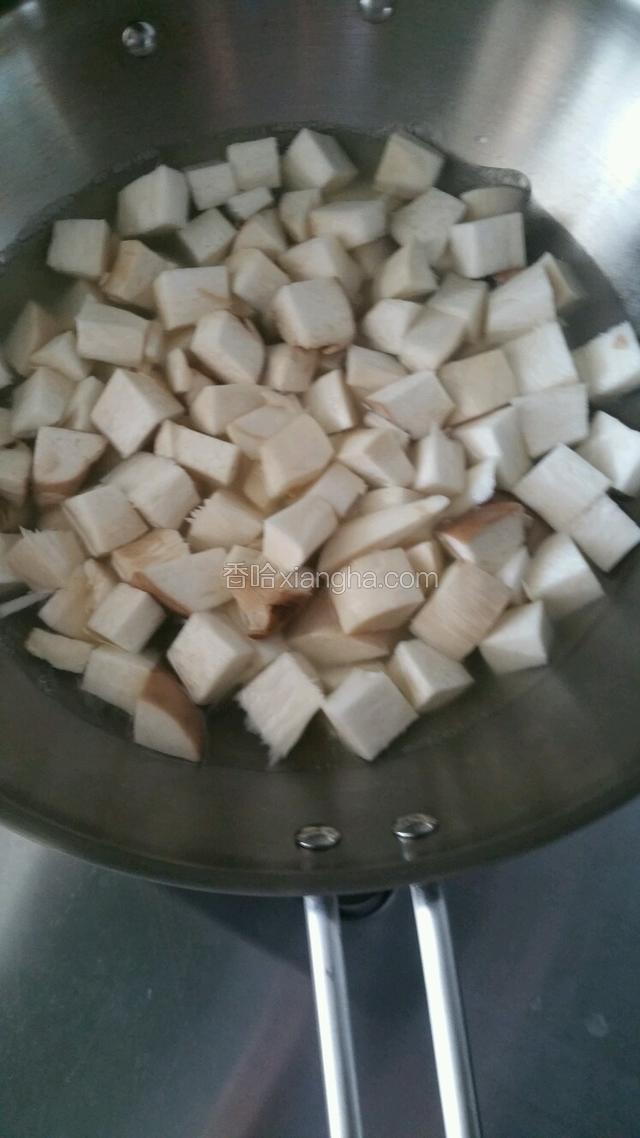 杏鲍菇洗净后切成小块，锅中加入适量水烧开，下杏鲍菇焯熟