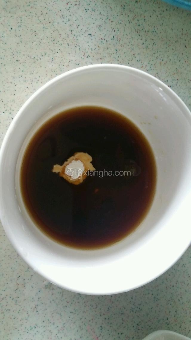碗里加入适量的盐，蚝油，生抽，料酒，香醋，一大勺白糖，少许淀粉加水调匀