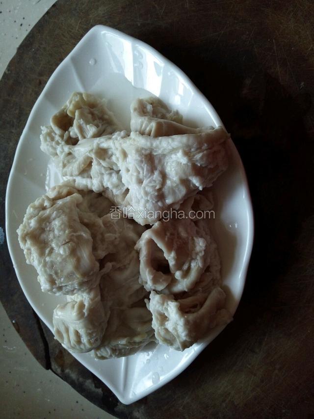 大肠煎小段，把肠子由内而外翻一下，清洗干净