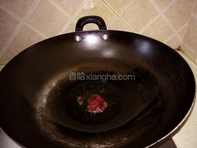 热锅冷油，油温升起后入豆瓣酱炒出红油