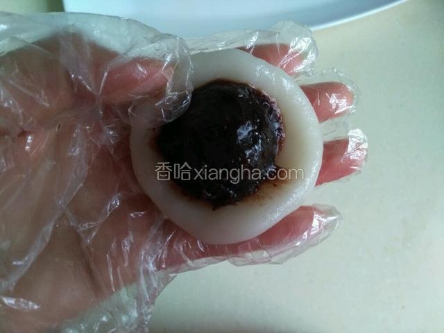 面团捏成圆片，放豆沙