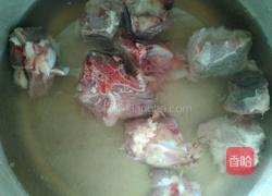 胡萝卜冬瓜骨头汤的做法图解1