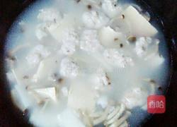 蟹味菇虾丸汤的做法图解3