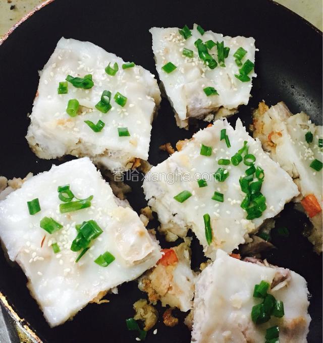 架平底锅，底部扫一些食用油，小火煎两边微黄，洒上芝麻香葱末即装盘开吃！
