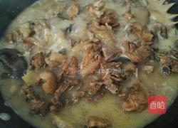 蘑菇炖柴鸡的做法图解4