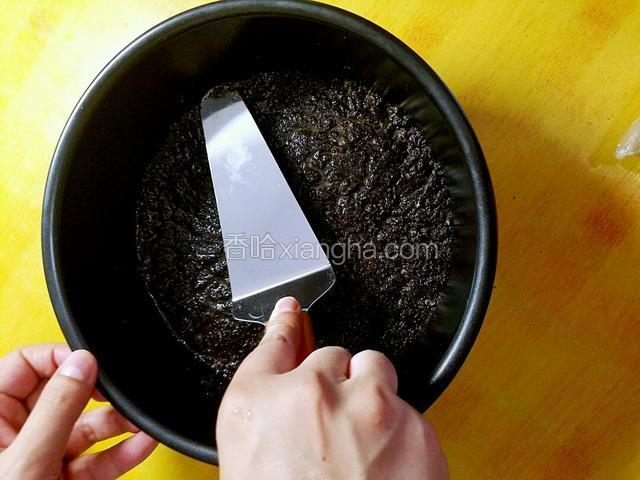 搅拌均匀后，进行按压成型，放进冰箱冷藏半小时左右后备用。