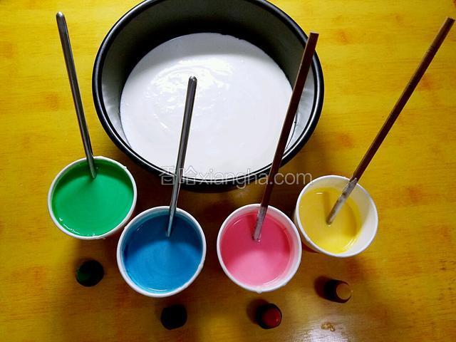 接着把约1/3左右的的料倒入模具里，让其均匀散开。剩下的分装在四个容器内，四个容器的量按照顺序逐渐减少，同时分别滴入3-4滴左右的天然色素，进行搅拌成型。