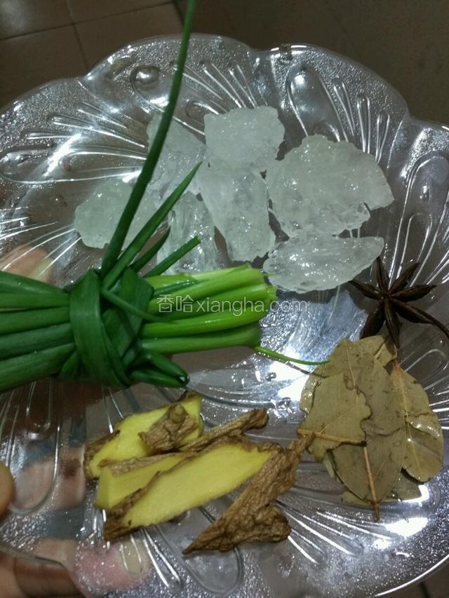 佐料准备：冰糖，八角，香叶，姜切片，葱捆绑