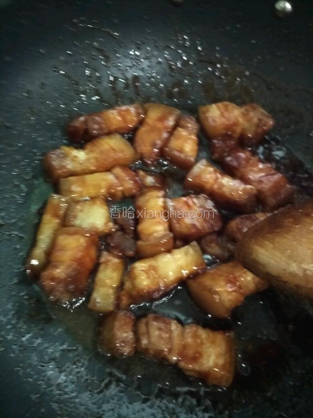 再下五花肉翻炒至上色