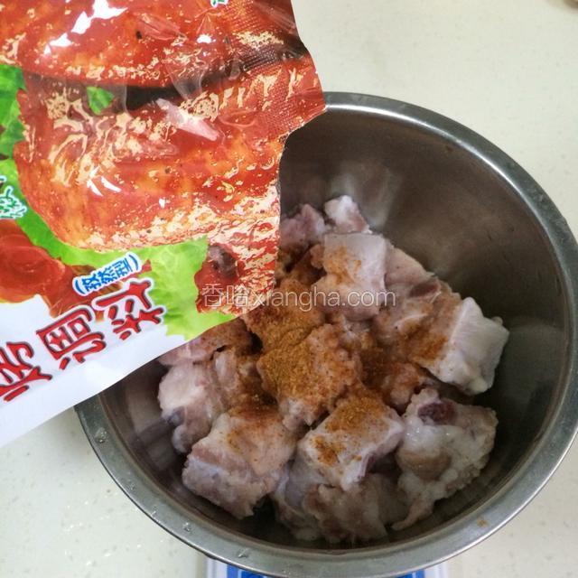 加入35克孜然型的烧烤调料。