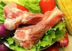 胡萝卜玉米大骨汤的做法图解1