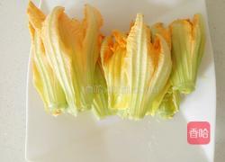 酥炸南瓜花的做法图解1