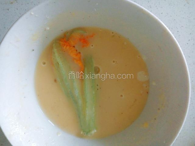 锅热放油（不用太多）把南瓜花放碗里滚上一圈