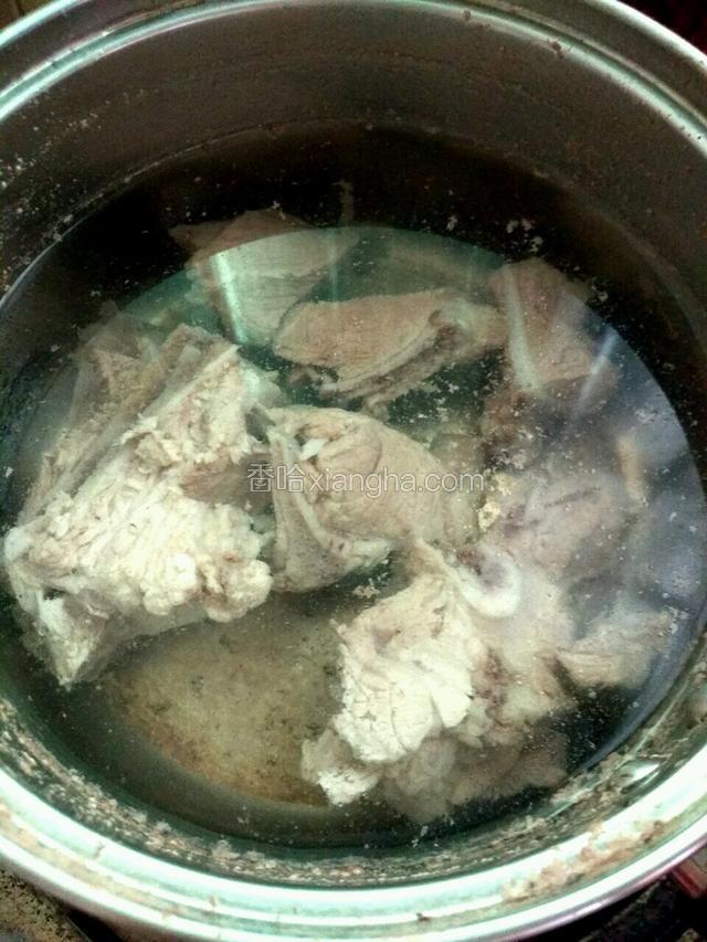 扇骨冷水上锅，水烧开煮5分钟去血水