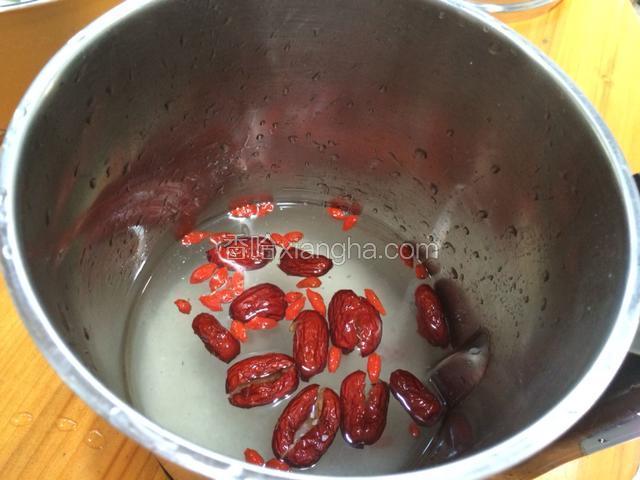 把食材倒入机器桶。加入清水至上、下水位线即可。