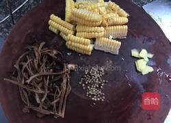 猪肚玉米茶树菇汤的做法图解2