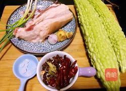 苦瓜烧肉的做法图解1