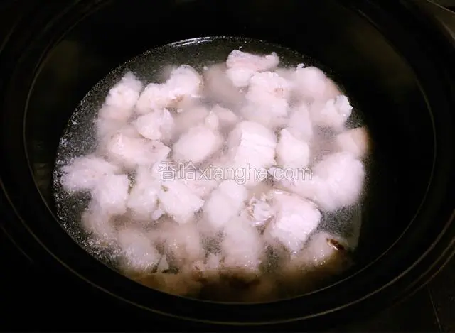 五花肉切块放入沸水锅中焯水