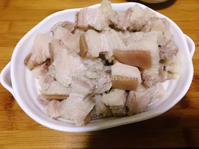 五花肉洗净血末沥干水分备用