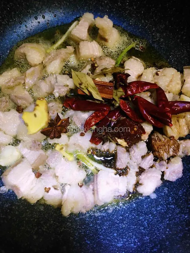 加入大料和花椒，干辣椒，料酒、酱油豆瓣酱翻炒