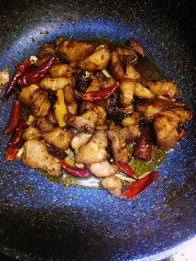 五花肉炒出多余油分完全上色
