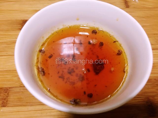 这是倒出来的多余油份可用作平时烧菜用