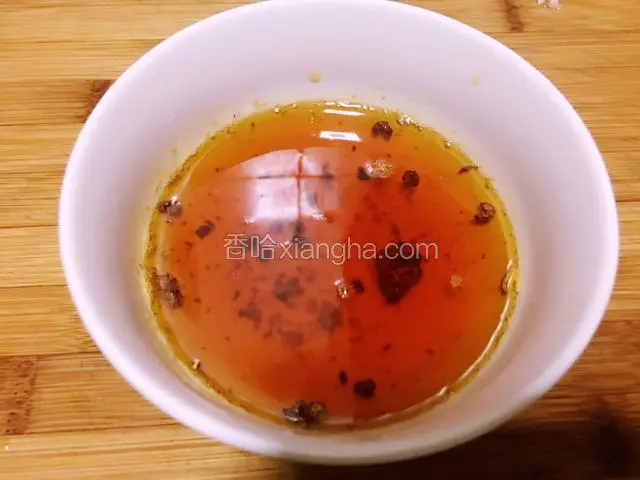 这是倒出来的多余油份可用作平时烧菜用