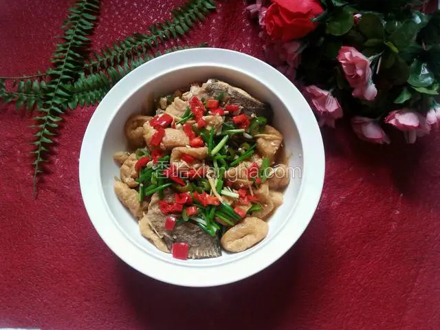 油豆腐焖鱼 