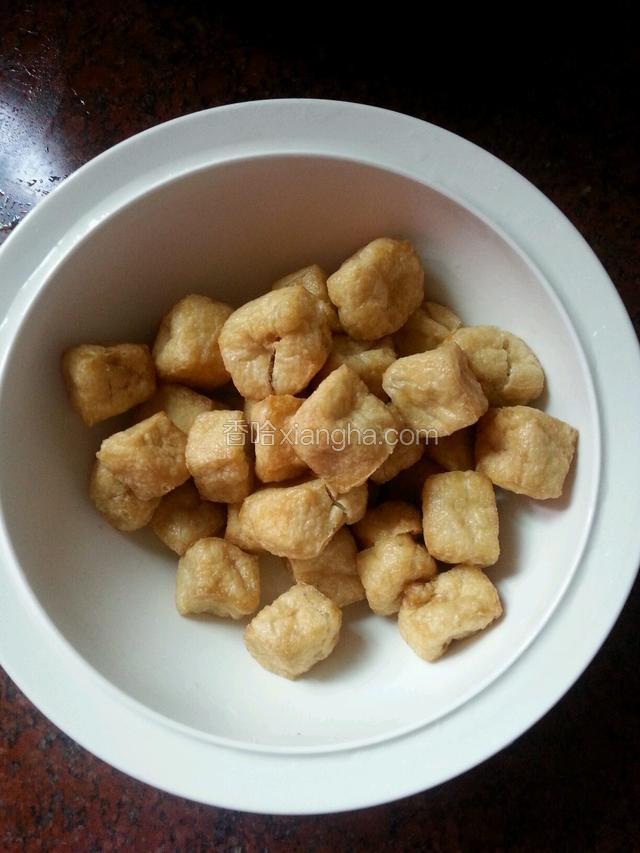 油豆腐洗净，用剪刀把油豆腐剪破点点，这样煮起来比较入味。