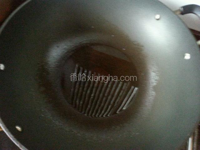 取锅烧热放入植物油，烧至七八热。