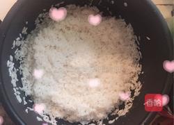 腊肠排骨电饭煲焖饭的做法图解2