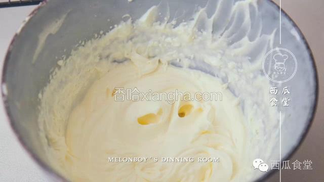 300克淡奶油+30克白砂糖，打发至纹路清晰
