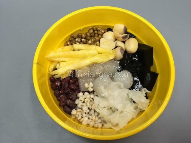 再将食材加自己喜欢的放在碗中