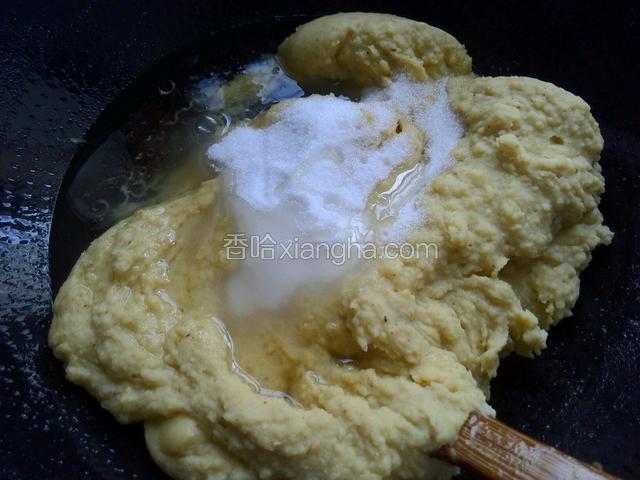 放入细砂糖，麦芽糖，蜂蜜中小火翻炒。
