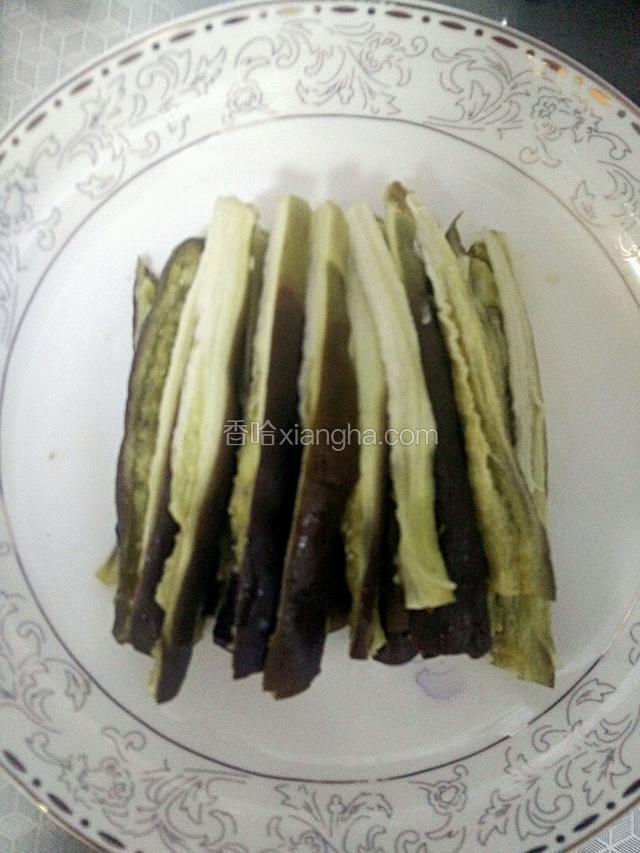 蒸熟后手撕成条，摆盘。