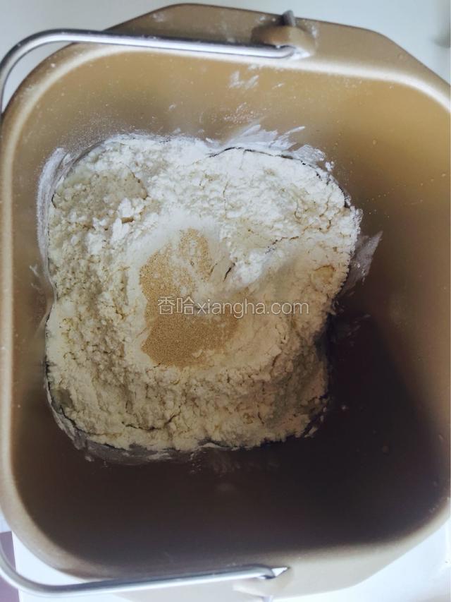 把所有材料称重，白糖和盐对角放进面包机，打入鹌鹑蛋，加入清水，放混合好的面粉，最后把面粉中间挖坑放入酵母