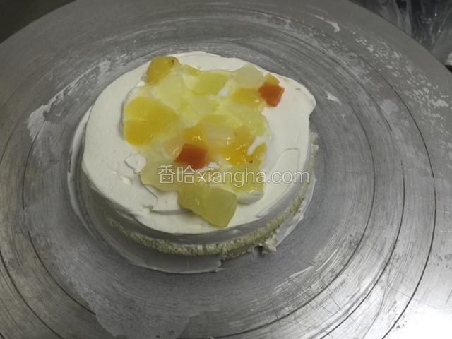 一层奶油一层蛋糕胚.一层水果夹心