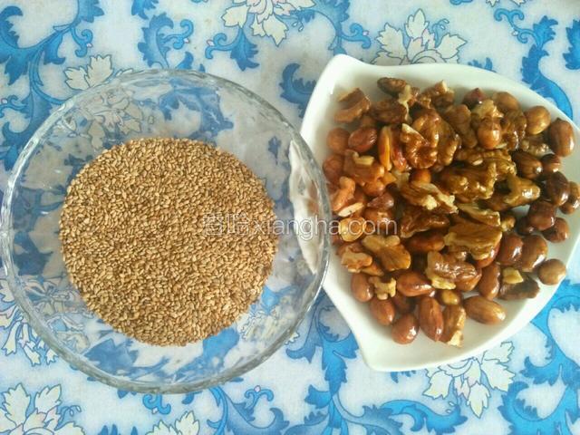 将炒好的芝麻，花生，核桃仁盛入容器里晾凉。
