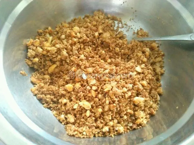 所有的食材分三次捣碎，这是所有捣碎的花生，芝麻，核桃仁。