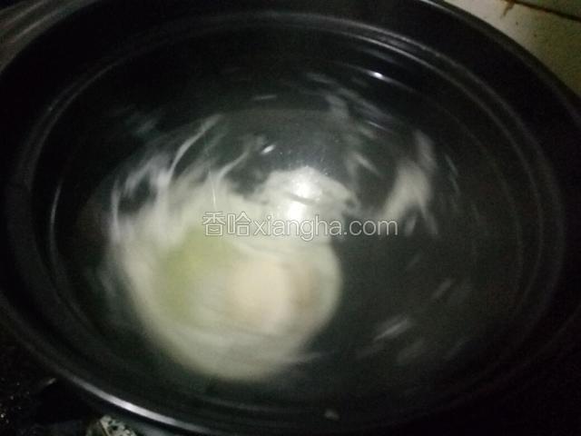 适量水烧开后关火，用勺子在锅中画圈使水形成水波，打入一个鸡蛋，慢慢画圈，开小小火一分钟蛋白定型了即可，捞出