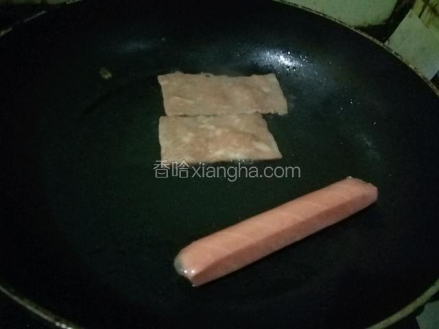 加底油烧热把培根和烤肠煎熟