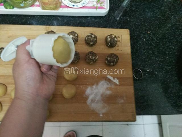 摸上生粉，放入模具